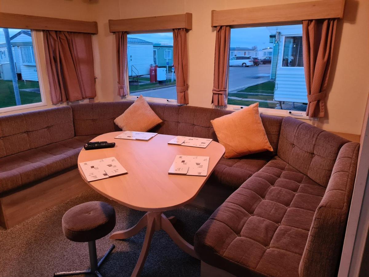 Cosy, Family Caravan Near The Beach Клактон-он-Сі Екстер'єр фото
