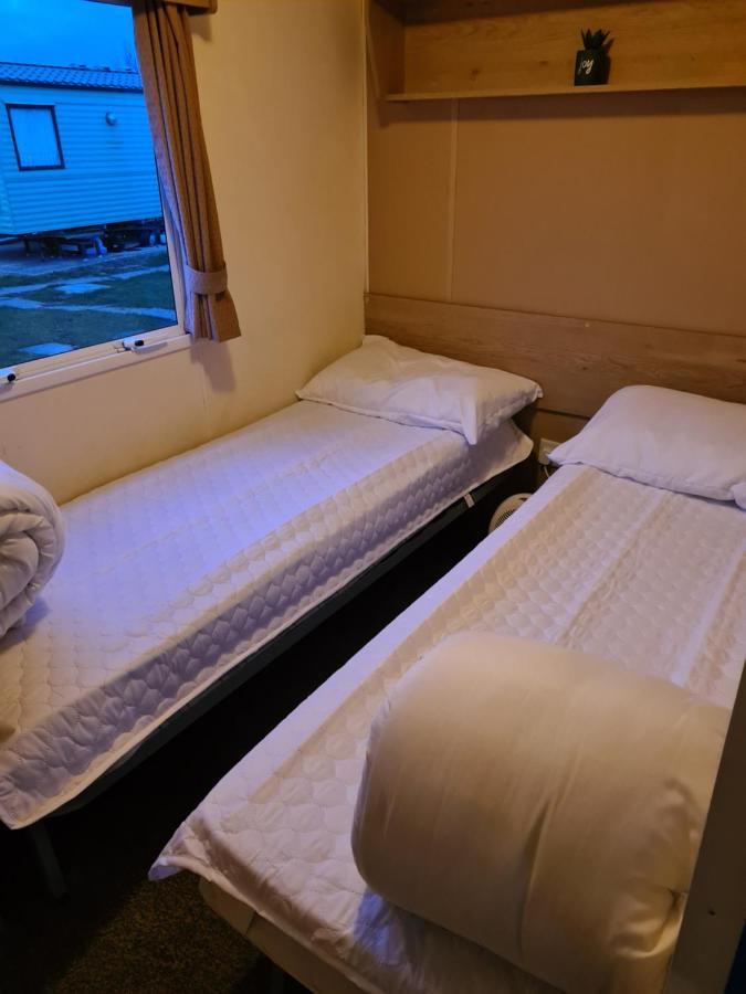 Cosy, Family Caravan Near The Beach Клактон-он-Сі Екстер'єр фото