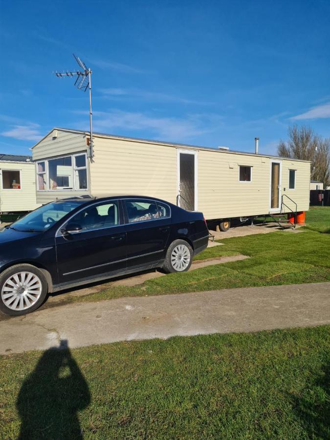 Cosy, Family Caravan Near The Beach Клактон-он-Сі Екстер'єр фото